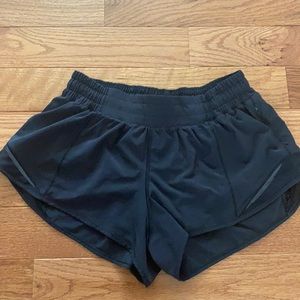 Lululemon Hotty Hot Low-Rise Lined Short 2.5". Size 6. Black